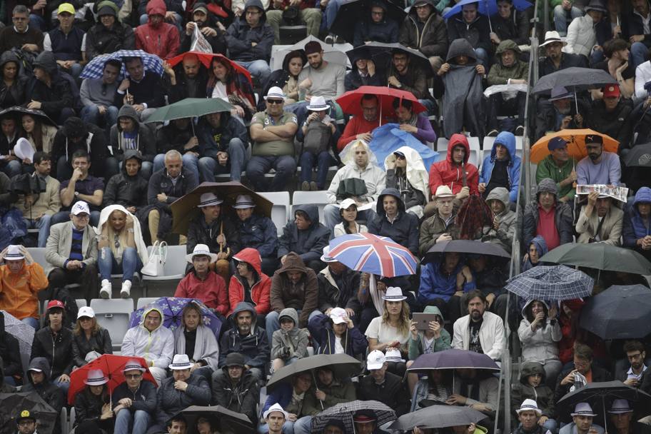Il secondo set inizia sotto la pioggia che non aveva fatto attendere la propria presenza anche a inizio gara. I tifosi sono comunque organizzati sulle tribune (Ap)